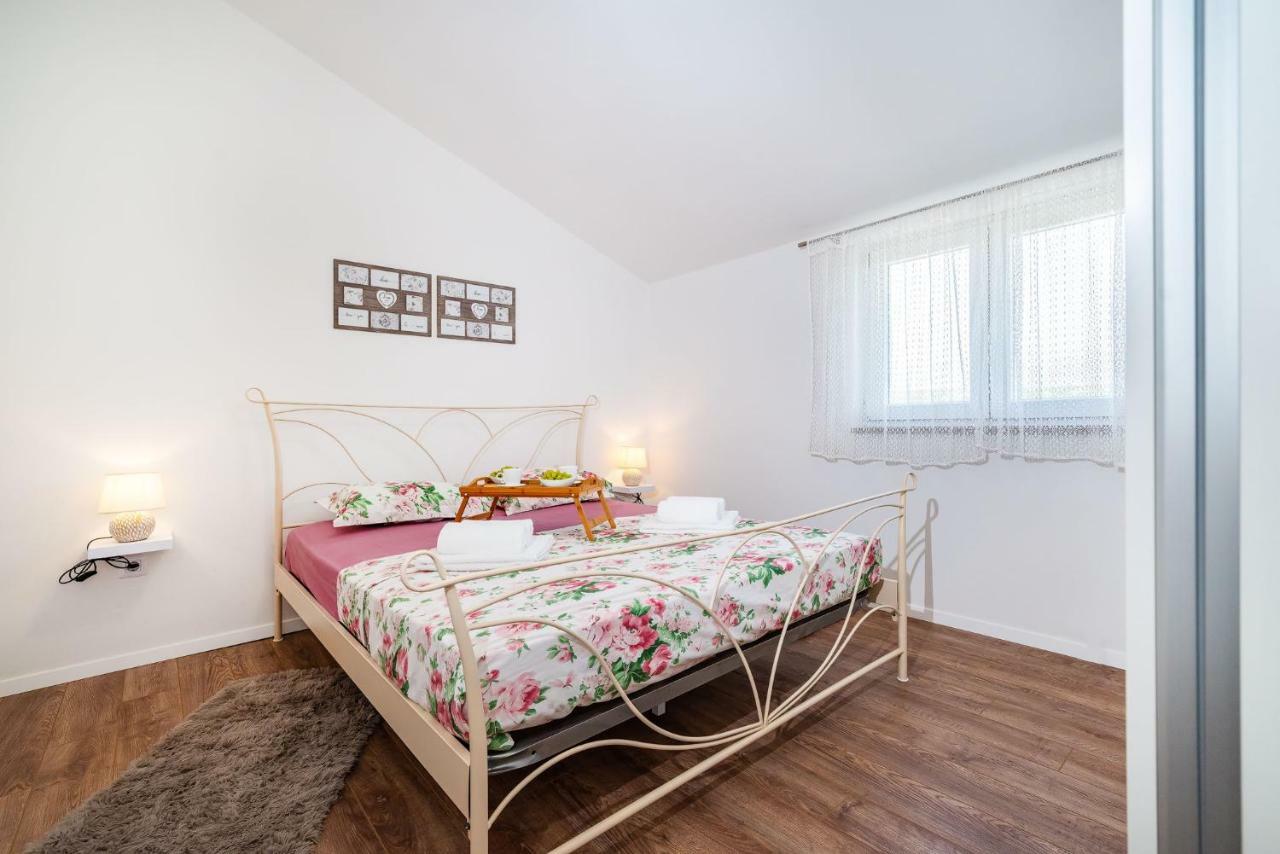 Apartman Zozzy Posedarje Exterior foto